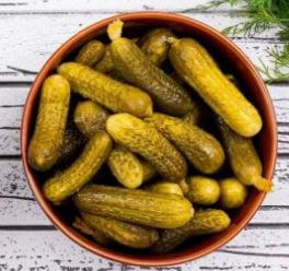 علبة خيار مخلل